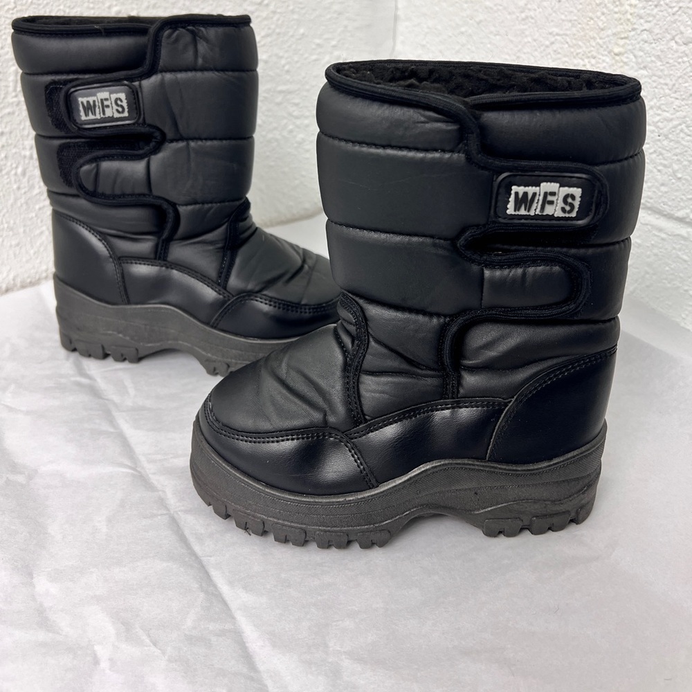 kids black snowboot size 13